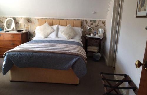 Meads Bed & Breakfast | Beachy Rise: Family-Friendly Getaway with Breakfast Included