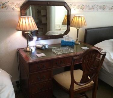 Meads Bed & Breakfast | Beachy Rise: Family-Friendly Getaway with Breakfast Included
