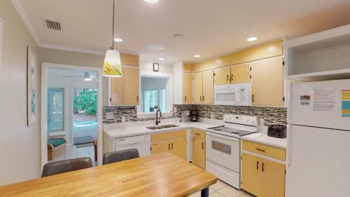 Jekyll Island Apartment | Inviting Beachy Sisters Duplex with Pool and Family Amenities