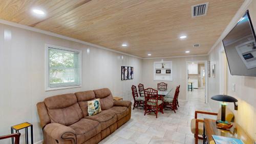 Jekyll Island Apartment | Beachy Sisters B Duplex: Family-Friendly Escape with Pool