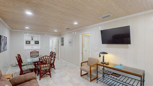 Jekyll Island Apartment | Beachy Sisters B Duplex: Family-Friendly Escape with Pool