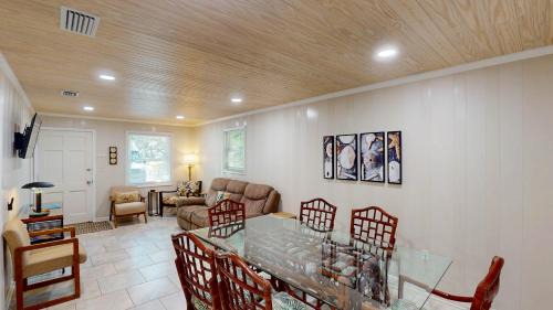 Jekyll Island Apartment | Beachy Sisters B Duplex: Family-Friendly Escape with Pool