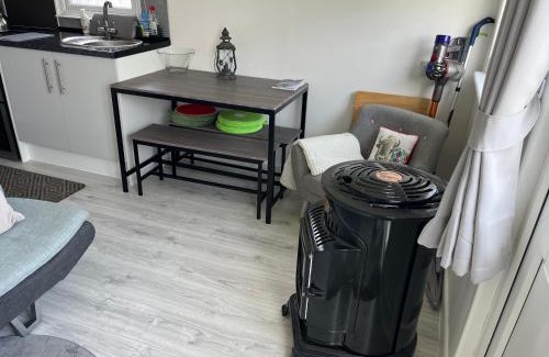 Warden Ski Chalet | Beachy Vibes and Chill Times 2 bed chalet in Leysdown