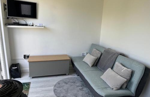 Warden Ski Chalet | Beachy Vibes and Chill Times 2 bed chalet in Leysdown
