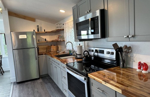 Brunswick Cottage | Oceanfront Cottage with Spa & Breakfast - Guest Rated 9.8