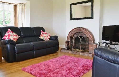 Ivybridge House | Experience Beacon Cottage: Family-Friendly 5-Star Retreat
