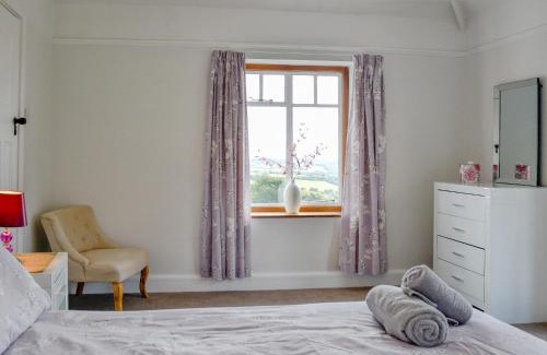 Ivybridge House | Experience Beacon Cottage: Family-Friendly 5-Star Retreat