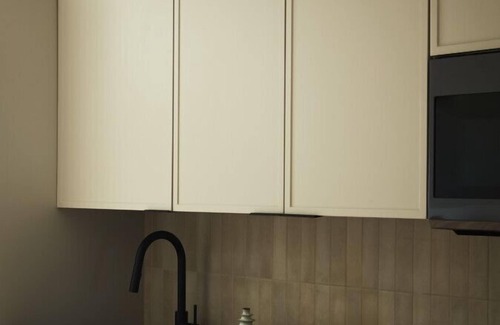 Dwight Apartment | Convenient Beacon Cove Near Yale University with Family Kitchen