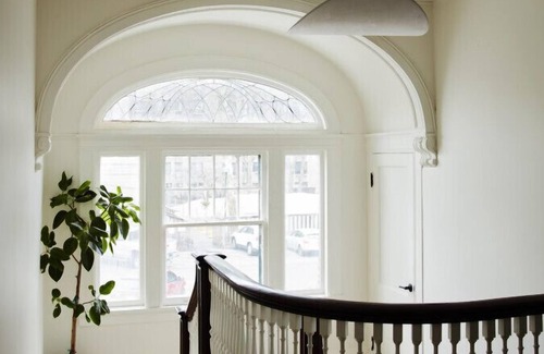 Dwight Apartment | Convenient Beacon Cove Near Yale University with Family Kitchen