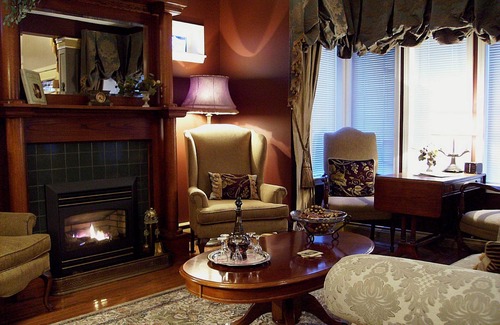 Booktown Hotel | Oceanfront Relaxation at Beacon Inn in Sidney - Rated 9.2