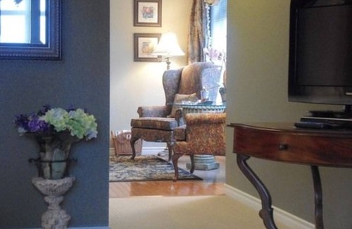 Booktown Hotel | Oceanfront Relaxation at Beacon Inn in Sidney - Rated 9.2