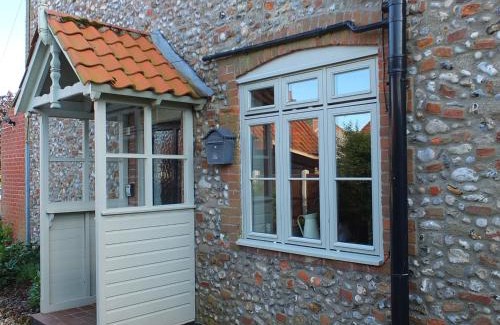Briston House | Cozy Beaconsfield Cottage: Pet and Child Friendly Retreat