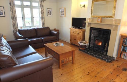 Briston House | Cozy Beaconsfield Cottage: Pet and Child Friendly Retreat