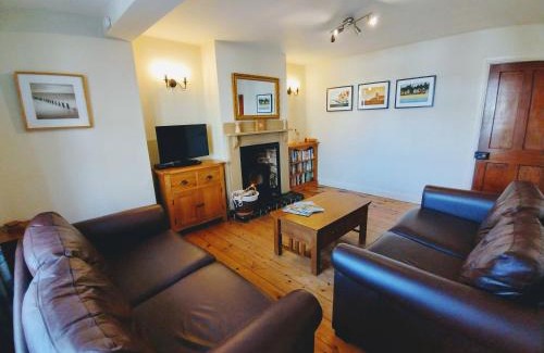Briston House | Cozy Beaconsfield Cottage: Pet and Child Friendly Retreat