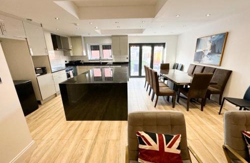 Redbridge House | Pet-Friendly Getaway at Beahive House - Rated 8.5/10