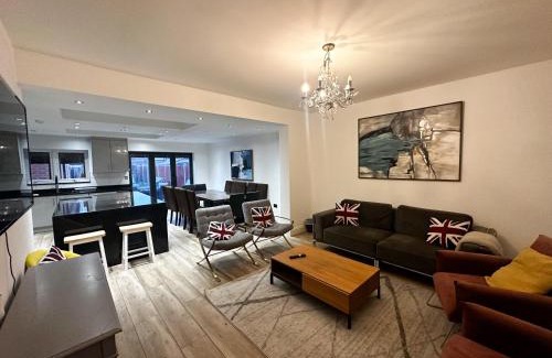 Redbridge House | Pet-Friendly Getaway at Beahive House - Rated 8.5/10