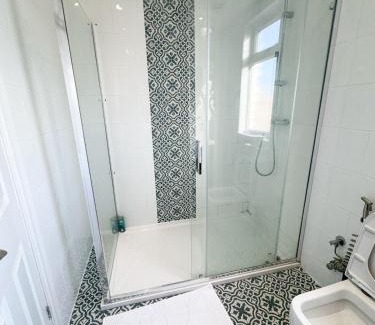 Redbridge House | Pet-Friendly Getaway at Beahive House - Rated 8.5/10