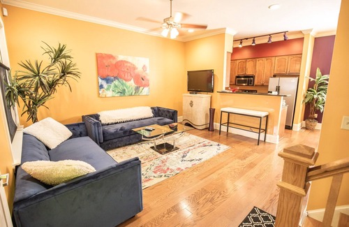 South Main Historic District House | Spacious Retreat Near Beale: 9 Beds & Family-Friendly Amenities