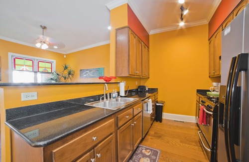 South Main Historic District House | Spacious Retreat Near Beale: 9 Beds & Family-Friendly Amenities