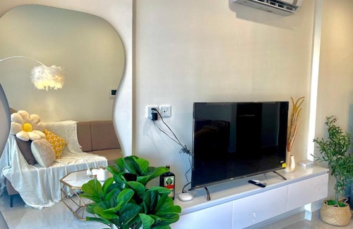 Gia Lam Apartment | Beany's Home: Guest Rated 10/10 with Pool & Hot Tub