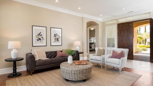 Temecula Villa | Relaxing Bear Bridge: Hilltop Haven with Hot Tub & Views
