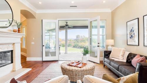 Temecula Villa | Relaxing Bear Bridge: Hilltop Haven with Hot Tub & Views