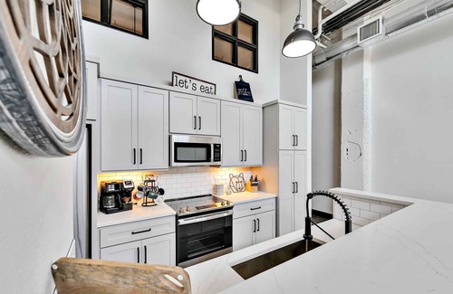 Brazos Condo | Discover Bear Bungalow: Downtown Waco Loft with Pool