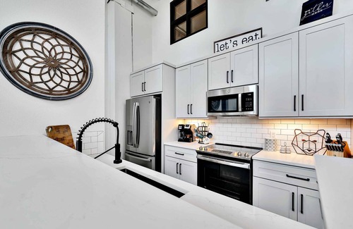 Brazos Condo | Discover Bear Bungalow: Downtown Waco Loft with Pool