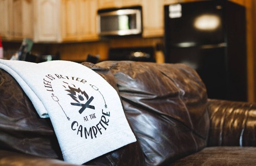 Amity House | Inviting Bear Claw Cabin at Timber Lodge Ranch Retreat