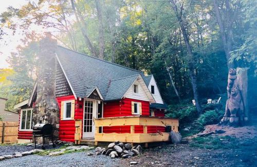 Layton Ski Chalet | Bear Cottage: Cozy Retreat with Pet and Child-Friendly Perks
