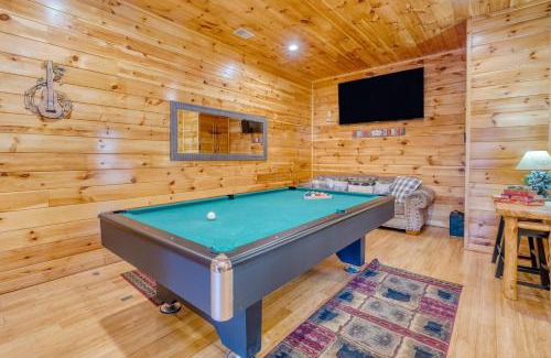 Pigeon Forge House | Relax at Bear Cove by AvantStay with Hot Tub & Pool Table