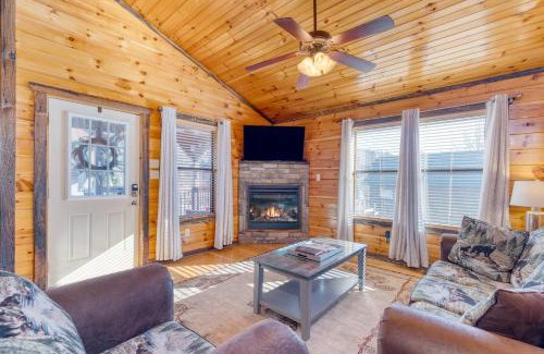 Pigeon Forge House | Relax at Bear Cove by AvantStay with Hot Tub & Pool Table
