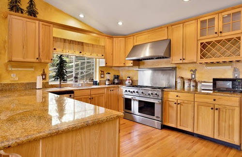 Upper Moonridge House | Bear Creek Lodge #735: Pet-Friendly Paradise by the Ocean