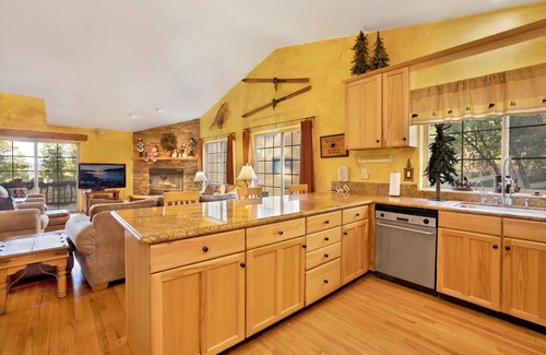 Upper Moonridge House | Bear Creek Lodge #735: Pet-Friendly Paradise by the Ocean