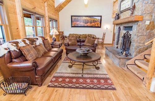 Breckenridge House | Relax at Bear Creek Mining Lodge with Mountain Views & Hot Tub