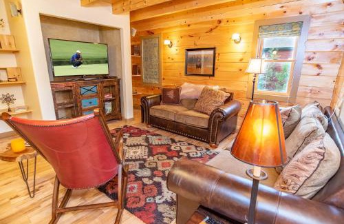 Breckenridge House | Relax at Bear Creek Mining Lodge with Mountain Views & Hot Tub