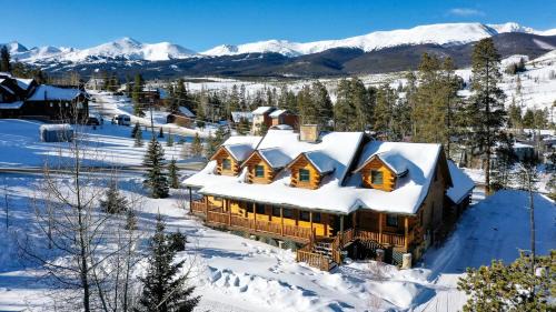 Breckenridge House | Relax at Bear Creek Mining Lodge with Mountain Views & Hot Tub
