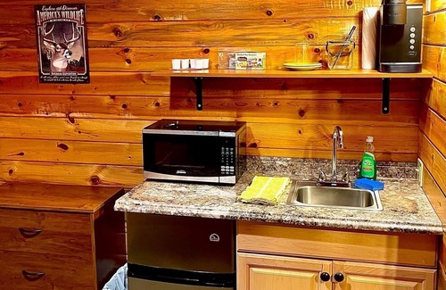 Thompson Falls Cabin | Bear Creek Resort: Cozy Upper Cabin Suite with Amazing Amenities
