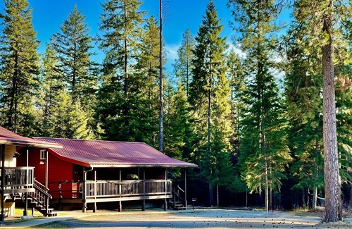 Thompson Falls Cabin | Bear Creek Resort: Cozy Upper Cabin Suite with Amazing Amenities