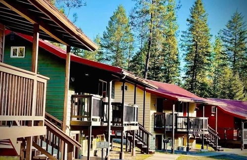 Thompson Falls Cabin | Bear Creek Resort: Cozy Upper Cabin Suite with Amazing Amenities