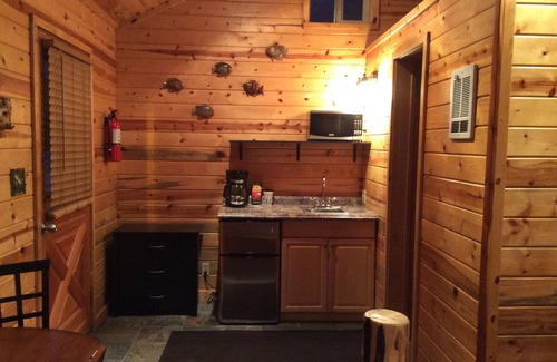 Thompson Falls Cabin | Pet-Friendly Bear Creek Resort with Pool & Breakfast Included