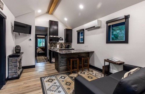 Leavenworth Cabin | Bear Den: Cozy 1 Bedroom Cabin with Kitchen & Family Fun