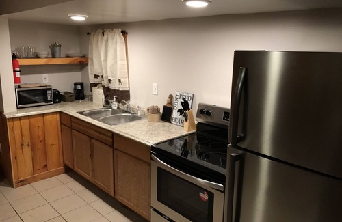 Wellston Hotel | Cozy Bear Den at The Black Bear Inn: WiFi & Hiking Trails