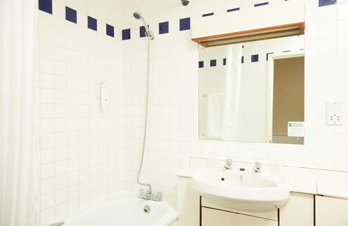 Havant Hotel | Budget-Friendly Bear Hotel Havant with Restaurant & Breakfast