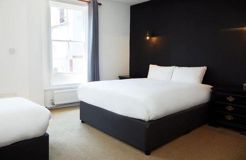 Havant Hotel | Budget-Friendly Bear Hotel Havant with Restaurant & Breakfast