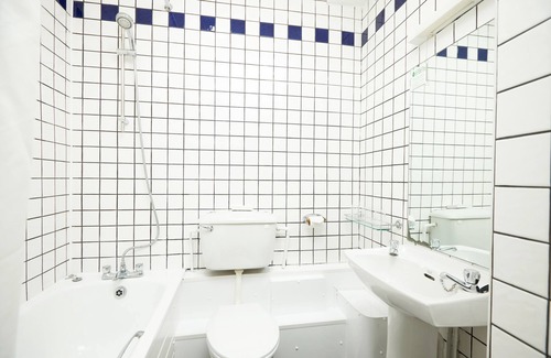 Havant Hotel | Budget-Friendly Bear Hotel Havant with Restaurant & Breakfast