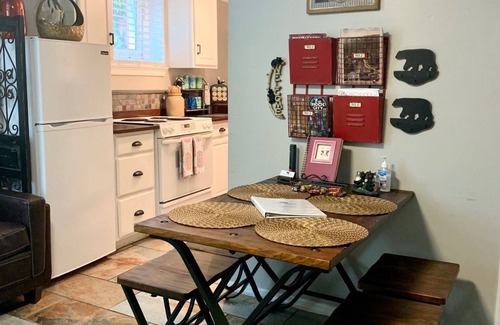 St. Elmo Improvement League Apartment | Unforgettable Bear House 1890: Stinson Suite & Outdoor Fun