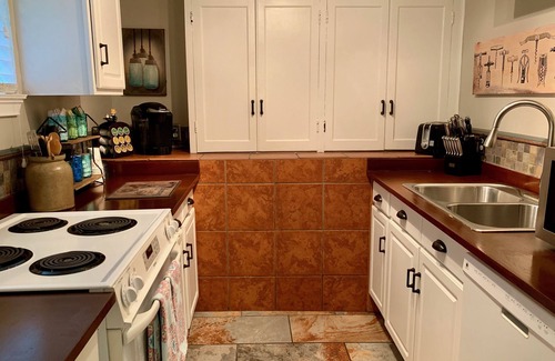 St. Elmo Improvement League Apartment | Unforgettable Bear House 1890: Stinson Suite & Outdoor Fun