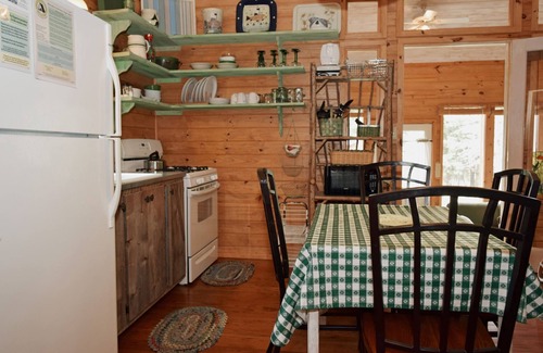 Red River Cabin | Bear Hugs Cottage: Cozy Retreat with Free WiFi & Breakfast