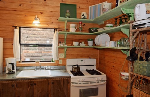 Red River Cabin | Bear Hugs Cottage: Cozy Retreat with Free WiFi & Breakfast